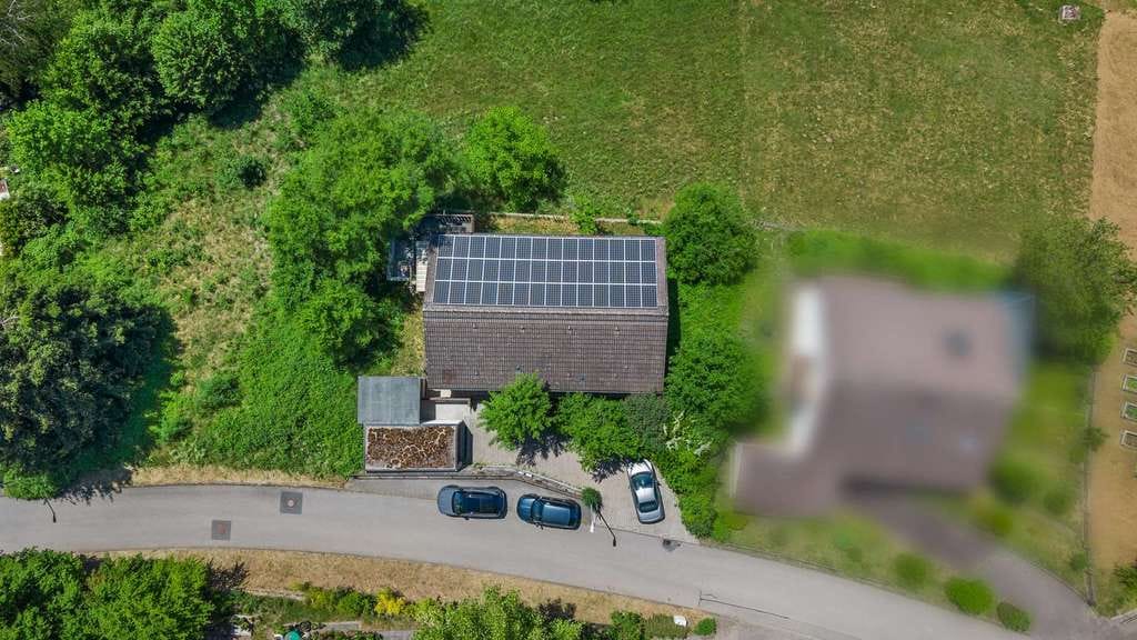 Immobilie in Altensteig - Einfamilienhaus mit Einliegerwohnung, Weitblick & PV-Anlage in Altensteig-Berneck - Bild 1