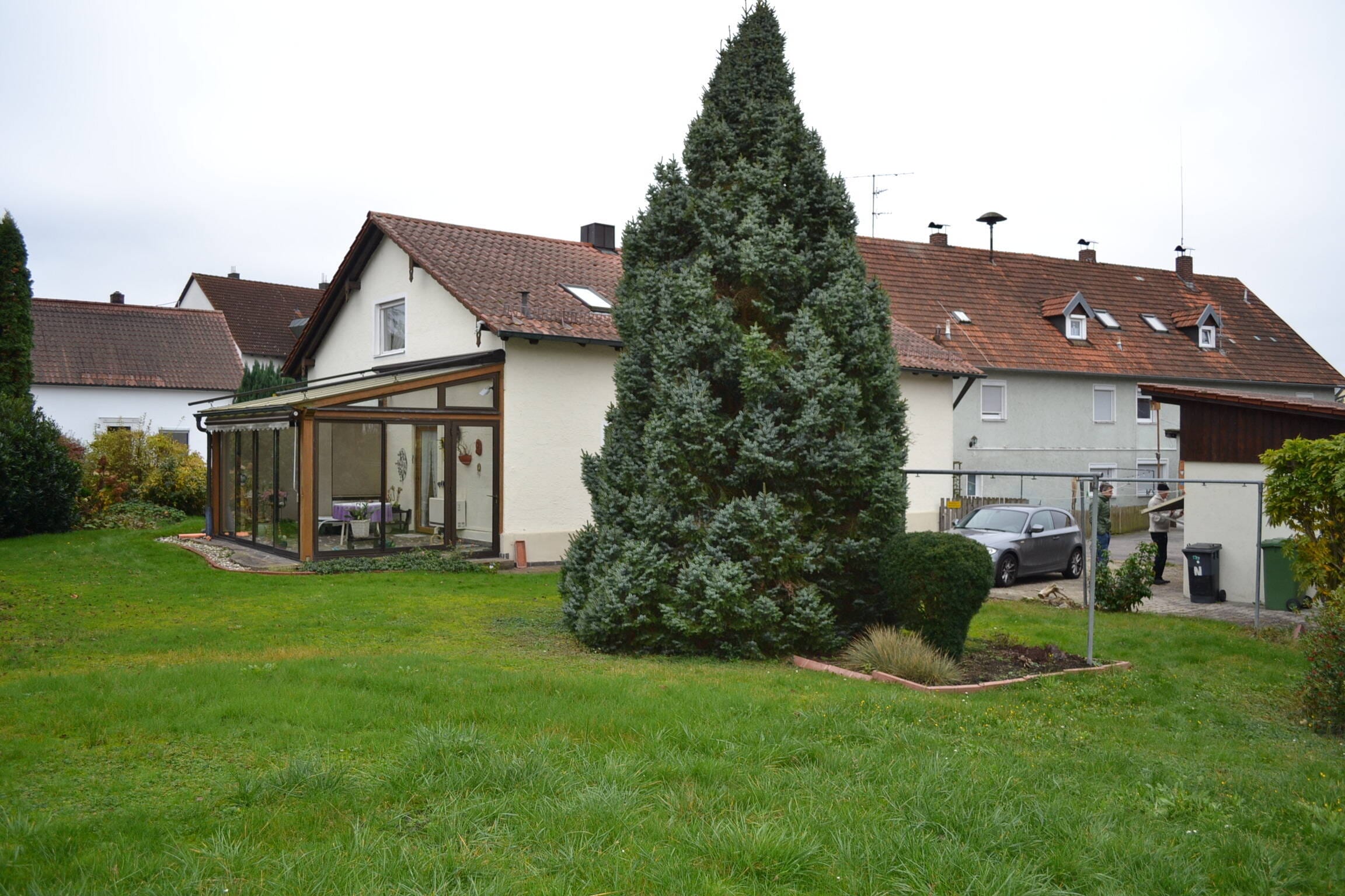 Immobilie in Köfering - Älteres Landhaus mit großem Garten in schöner Ortslage u. U. auch für Bauträger geeignet - Bild 0