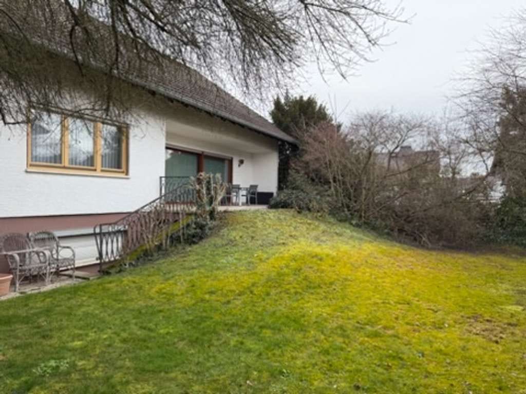 Immobilie in Stockstadt - Grundsolides Einfamilienhaus mit herrlichem Grundstück in bester Wohnlage - Bild 2