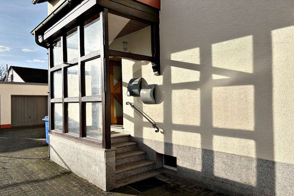 Immobilie in Johannesberg - VERMIETETES 2-FAMILIENHAUS MIT DOPPELGARAGE + GROSSEM GRUNDSTÜCK IN JOHANNESBERG - Bild 2