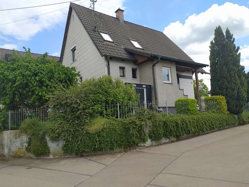 Immobilie in Burgau - Zweifamilienhaus, Garage und Carport
mit wunderschönem Garten - Bild 1