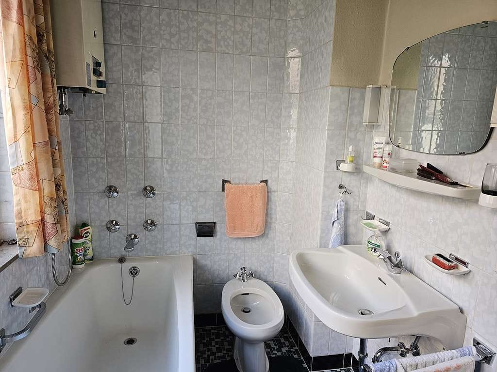 Immobilie in Mühlacker - Älteres 3-Familienhaus mit zwei Stellplätzen in zentraler Lage von Mühlacker zu verkaufen - Bild 2