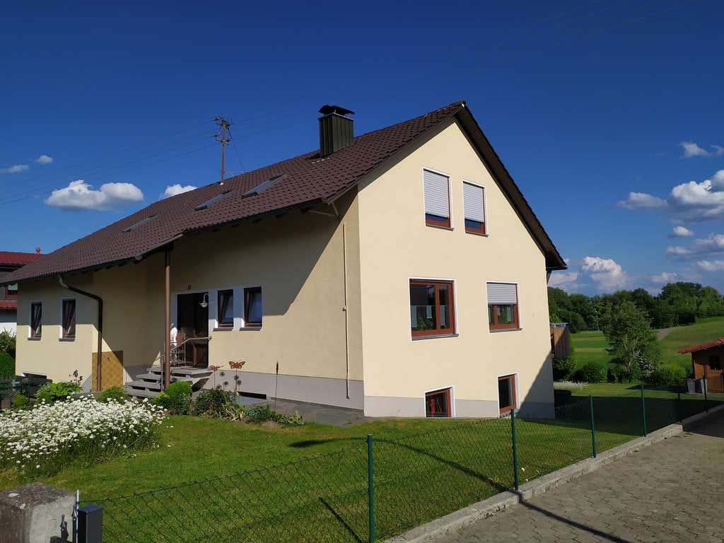 Immobilie in Burtenbach - Einfamilienhaus mit Einliegerwohnung mit Garten und Garage in ruhiger Lage – Kemnat. Provisionsfrei. - Bild 0