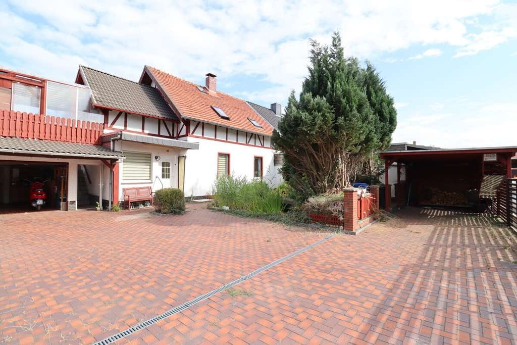 Immobilie in Velpke - Individuelle DHH m. viel Platz ++ 2 Eingänge ++ 2 Badezimmer ++ Garten ++ Garage ++ herrliche Dachte - Bild 0