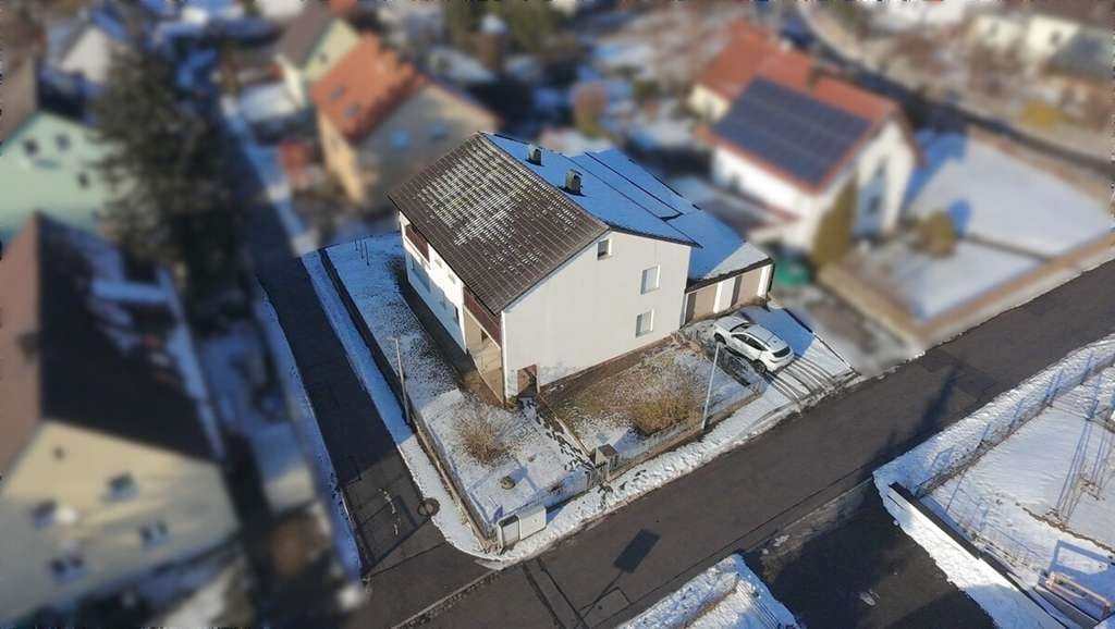 Immobilie in Regensburg - Renovierungsbedürftiges Zweifamilienhaus mit flexiblen Nutzungsmöglichkeiten in ruhiger Traumlage! - Bild 1