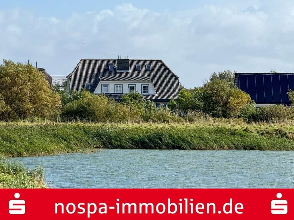 Immobilie in Nordstrand - Doppelhaushälfte zzt. in 2 WE aufgeteilt mit Blick auf einen kleine See direkt hinter dem Außendeich - Bild 0