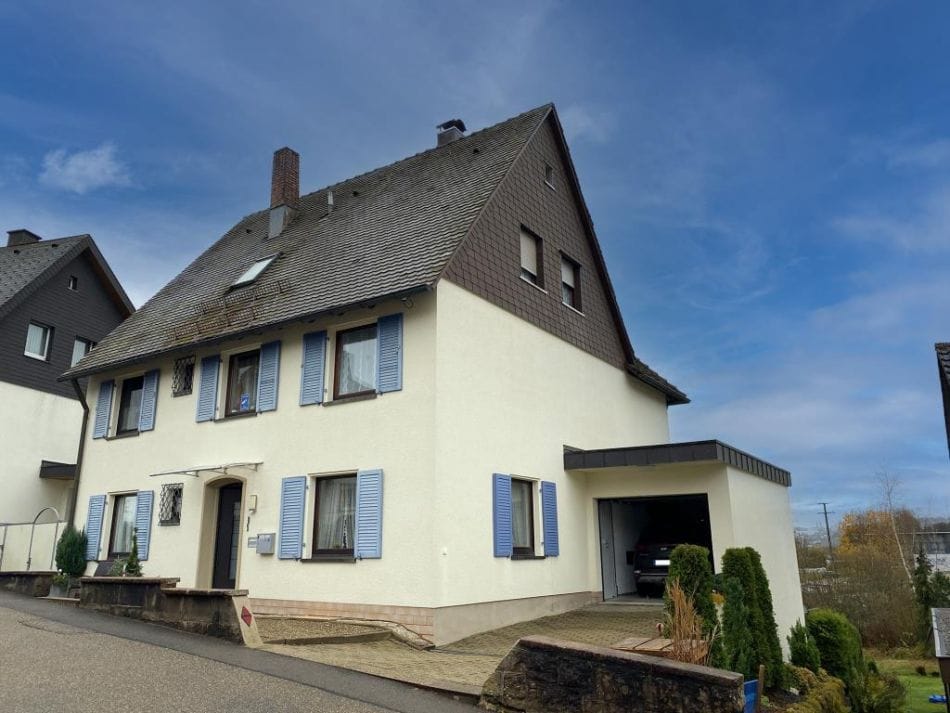 Immobilie in St. Georgen im Schwarzwald - Freistehende, attraktives 2-Familien-Haus mit großer Garage - Bild 2