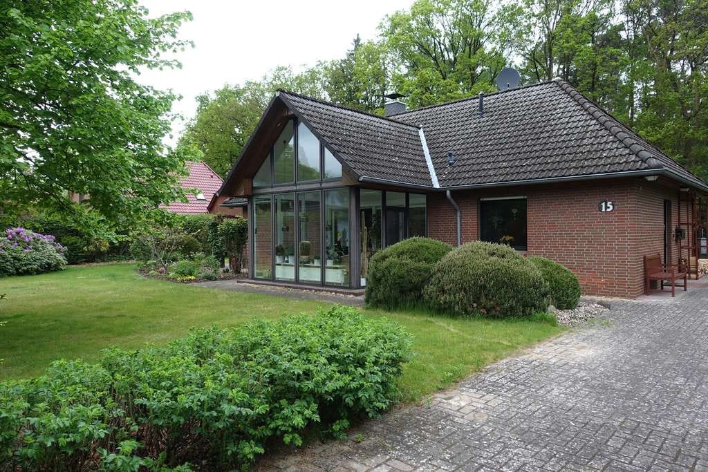 Immobilie in Handeloh - Wohnen am Waldrand und mitten im Dorf - Haus mit Wintergarten und Ausbaureserve in Handeloh - Bild 1