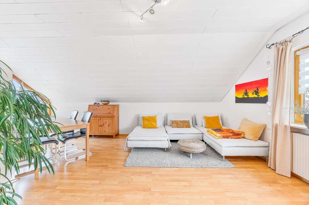 Immobilie in Löchgau - Helle Dachgeschoss Wohnung mit Stellplatz mit Blick über Löchgau zu verkaufen - Bild 0
