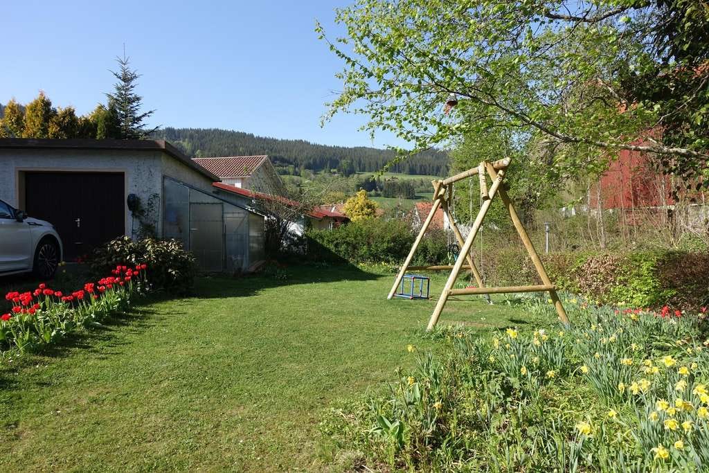 Immobilie in Weitnau - Hochwertig energetisch saniertes Einfamilienhaus mit Garten und Terrasse in zentraler Lage im Allgäu - Bild 1