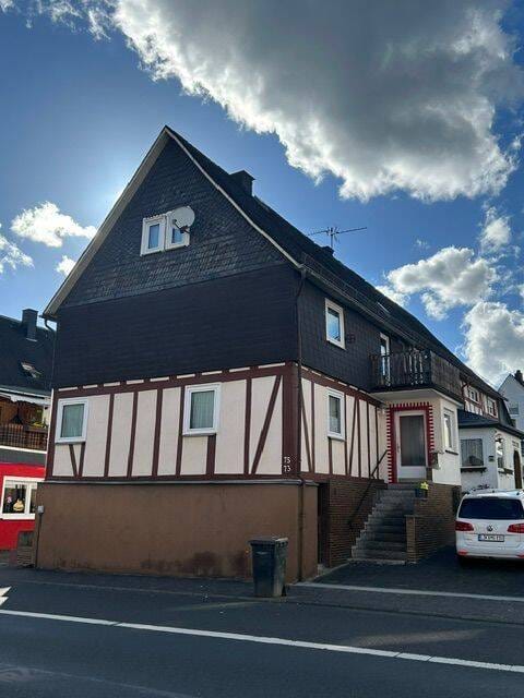 Immobilie in Dillenburg - Einfamilienhaus im DHH-Stil mit Balkon, Terrasse, Garten und KFZ-Stellplatz in Dillenburg-Frohnhausen - Bild 0