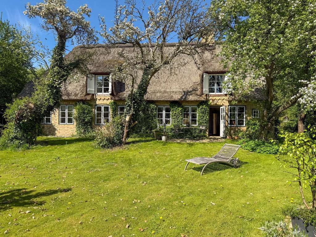 Immobilie in Winnert - Liebevoll und top saniertes Reetdachhaus mit Bauerngarten - Bei Husum-Nordsee - Bild 0