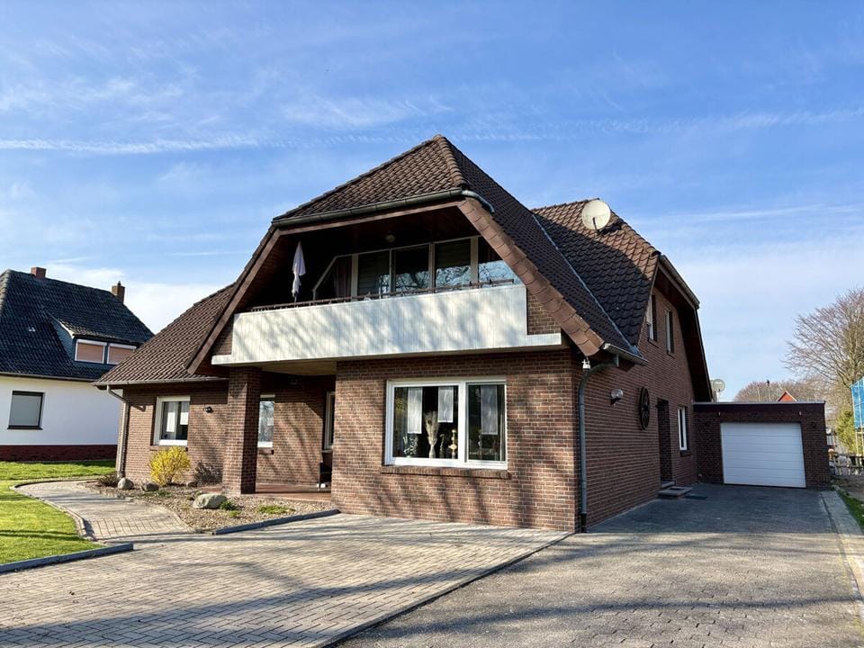 Immobilie in Rhauderfehn - Schick, zentral, beliebt! Geschmackvolles Zweifamilienhaus in Bestlage - Bild 0