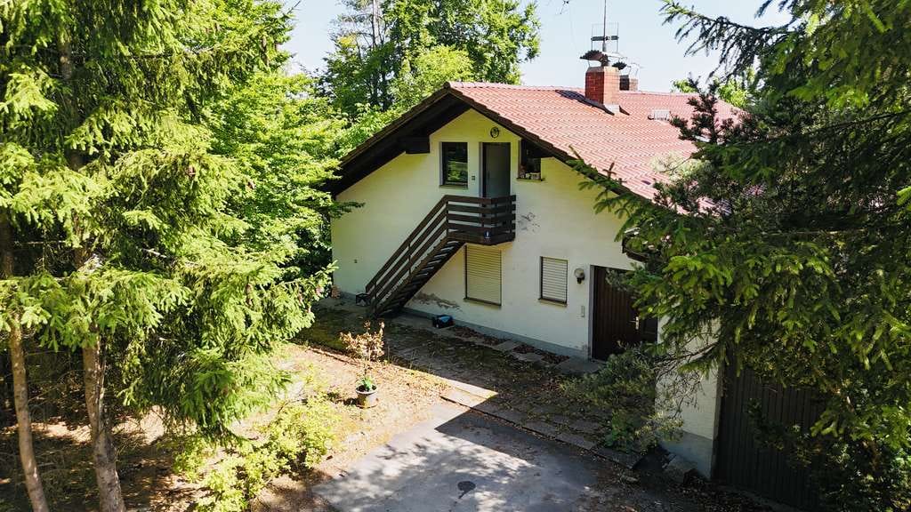 Immobilie in Thurmansbang - Sanierungs-Highlight: Drei großzügige Wohnungen in einem charmanten Mehrfamilienhaus+Rendite wartet - Bild 0