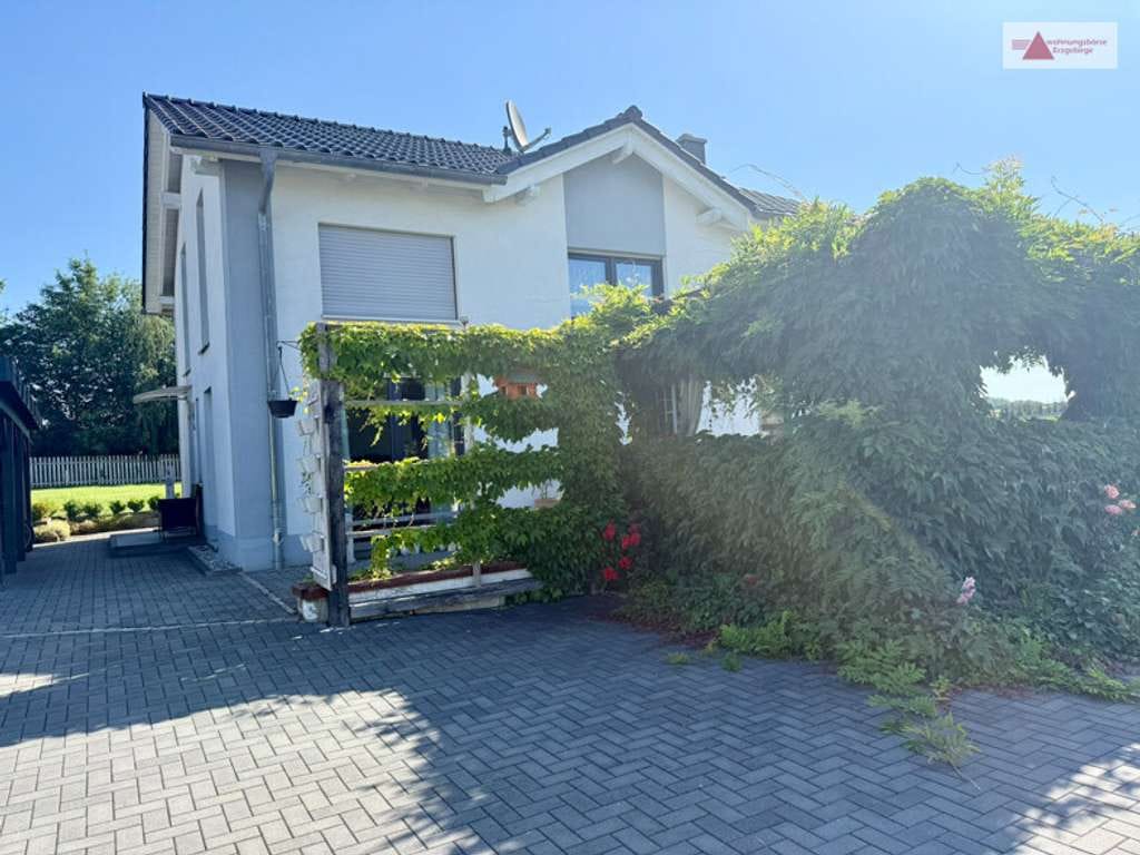 Immobilie in Jahnsdorf/Erzgebirge - Einfamilienhaus (2015) in Jahnsdorf/Leukersdorf mit Kamin, großer Terrasse & Carport nahe Chemnitz - Bild 2