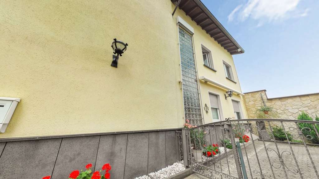 Immobilie in Ettringen - Gepflegtes Zweifamilienhaus mit viel Platz und vielseitigen Nutzungsmöglichkeiten in Ettringen - Bild 2