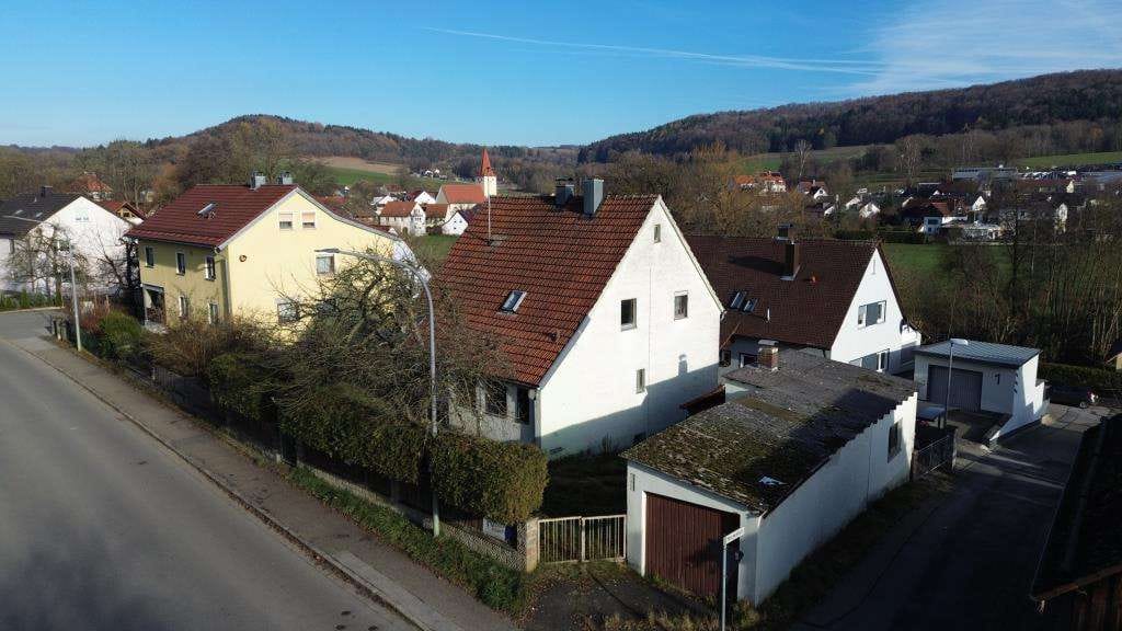 Immobilie in Pilsach - Renovierungsbedürftiges Einfamilienhaus mit großem Grundstück!  
   Pilsach - Bild 1