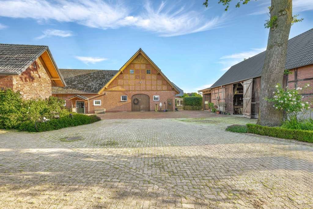 Immobilie in Visbek - Historisches Hofanwesen mit modernisiertem Wohnhaus, Nebengebäuden und weitläufigem Grundstück - Bild 3