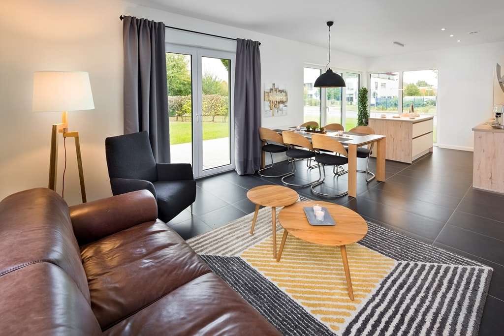 Immobilie in Schkölen - IHR neues Zuhause, einziehen und WOHLFÜHLEN! Familienfreundliche Stadtvilla ! - Bild 1