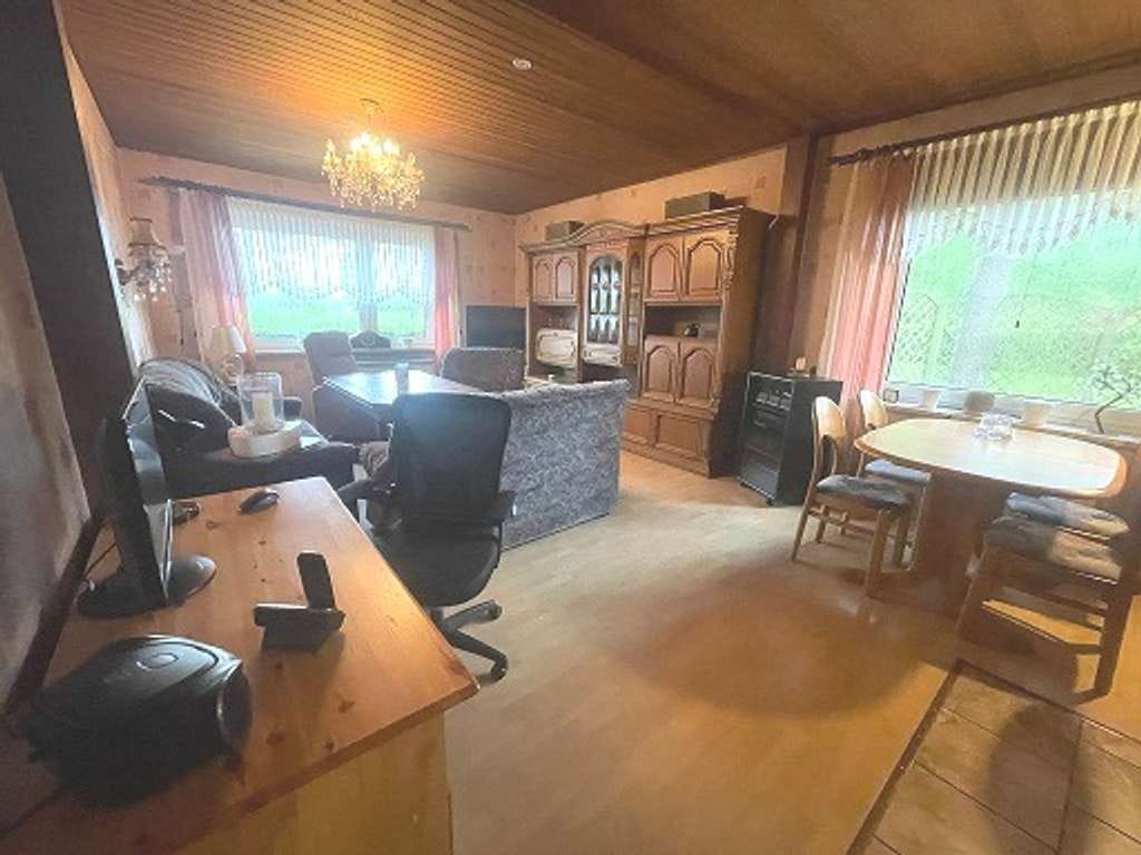 Immobilie in Moormerland - Großzügiges Zweifamilienhaus mit Ausbaureserven in Moormerland-Neermoor - Bild 2