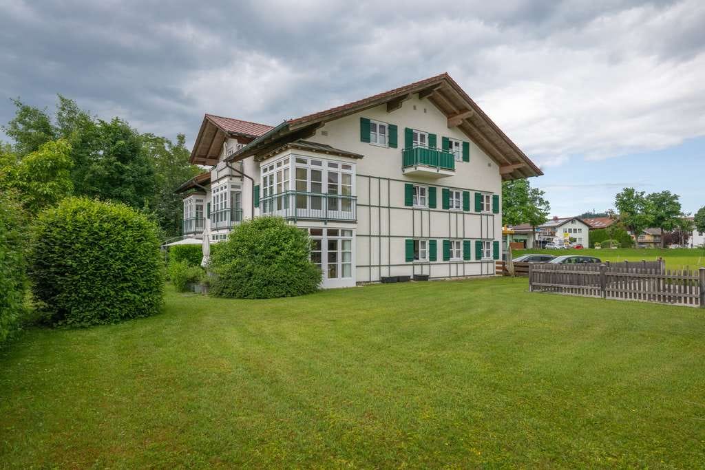 Immobilie in Prien am Chiemsee - Lichtdurchflutetes 2-Zimmer-Juwel in Prien – mit Erker und sonniger Südterrasse - Bild 1