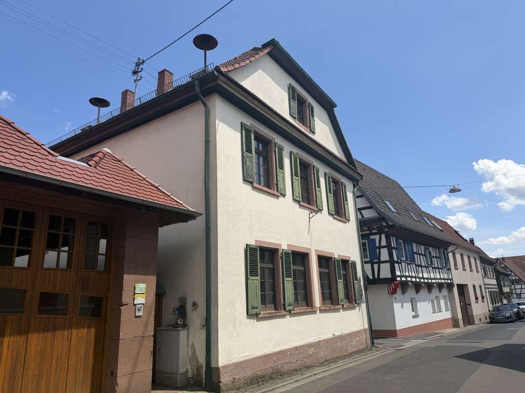 Immobilie in Schweigen-Rechtenbach - Ehemaliges Schulhaus mit Innenhof und Nebengebäuden-klassizistischer Baustil mit Denkmalschutz - Bild 1