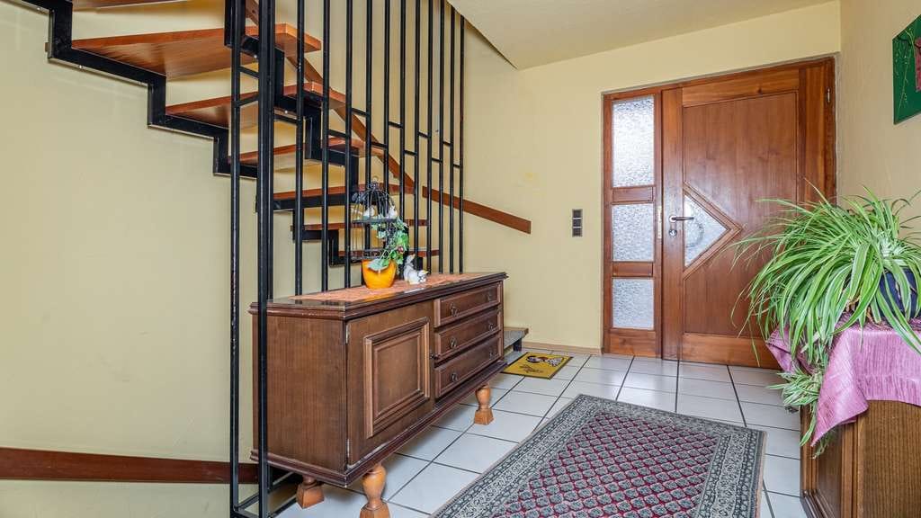 Immobilie in Mühlhausen-Ehingen - Gepflegtes Einfamilienhaus mit großzügigem Grundstück und Mühlhausen-Ehingen - Bild 2