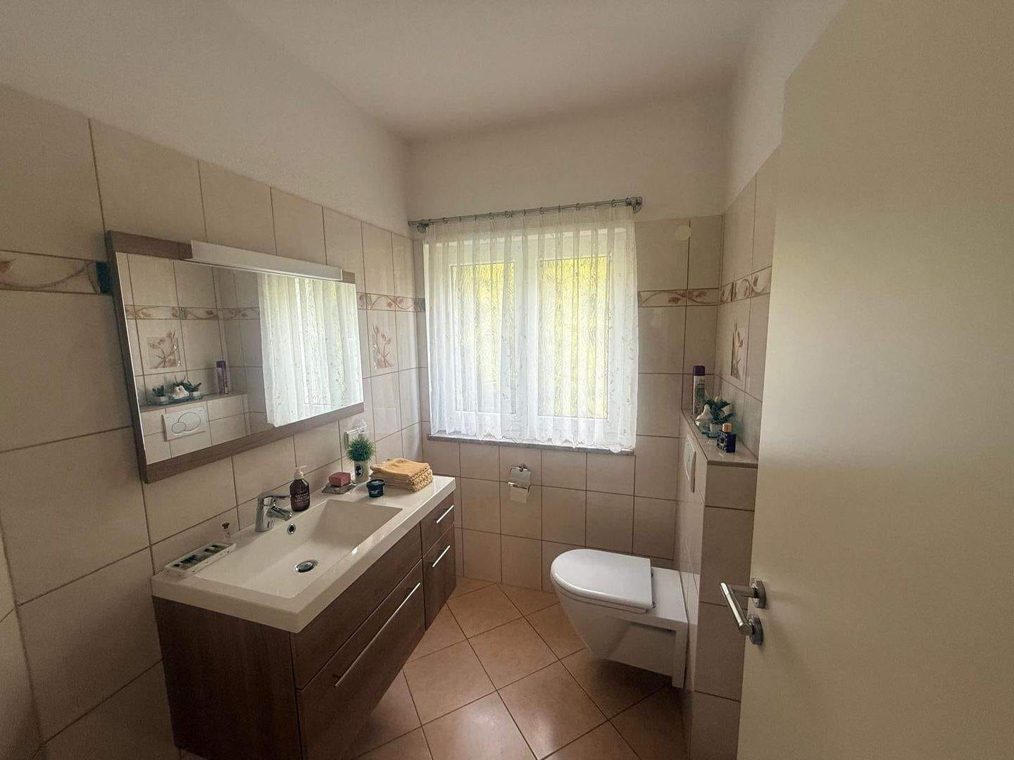 Immobilie in Hilzingen - Unternehmervilla mit Doppelgarage und Gewerbehalle - Bild 1