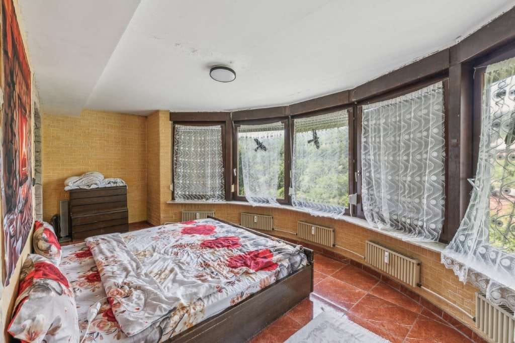 Immobilie in Weilrod - Vielseitiges Zweifamilienhaus mit Ausblick und Garten - Bild 1