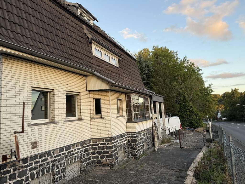 Immobilie in Helmenzen - Viel Haus für’s Geld - Großzügiges Wohnhaus mit Garage, Brunnen & Potenzial - Bild 4