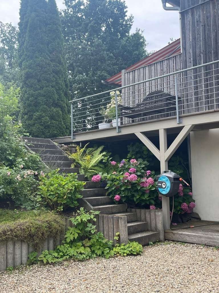 Immobilie in Wilhelmsdorf - Freistehendes Wohlfühlhaus in Holzständerbauweise mit großer Scheune und Traumgarten - Bild 2
