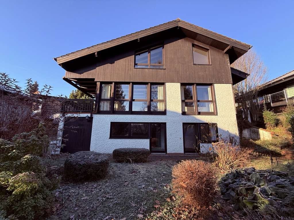 Immobilie in Löwenstein - HERRLICHES ARCHITEKTENHAUS MIT EINLIEGERWOHNUNG UND DOPPELGARAGE IN DEN LÖWENSTEINER BERGEN - Bild 0