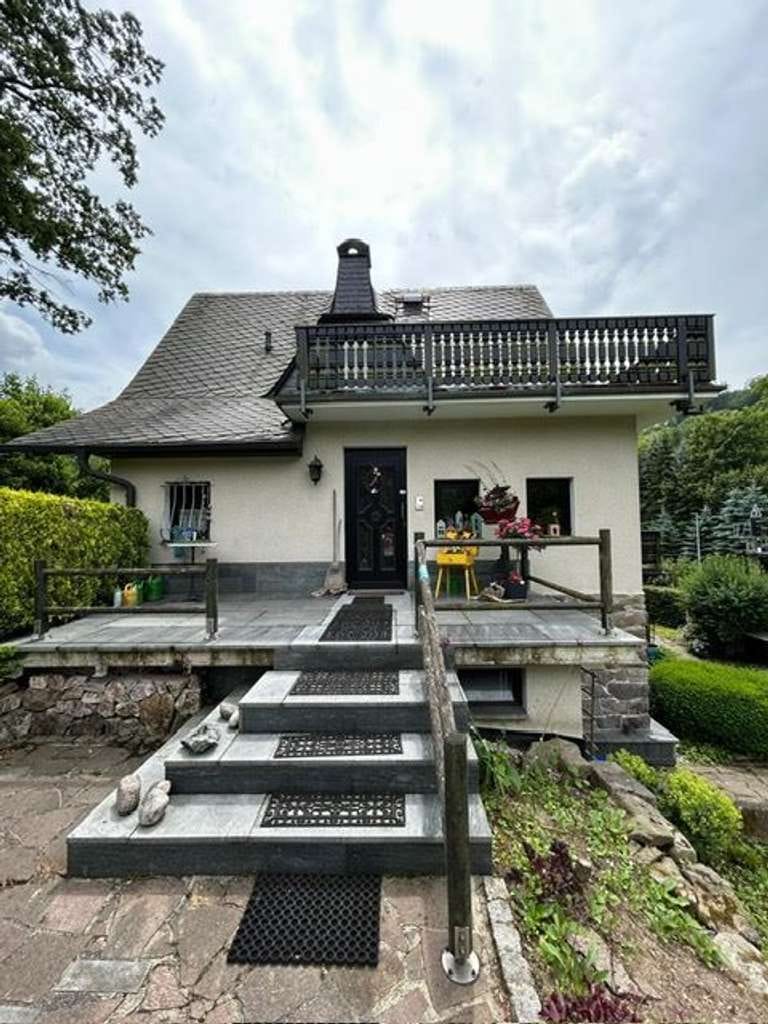 Immobilie in Augustusburg - Idyllisch gelegenes 7-Zi. EFH mit 2 Balkonen, Carport, 3 Bädern und Garage im schönen Zschopautal - Bild 2