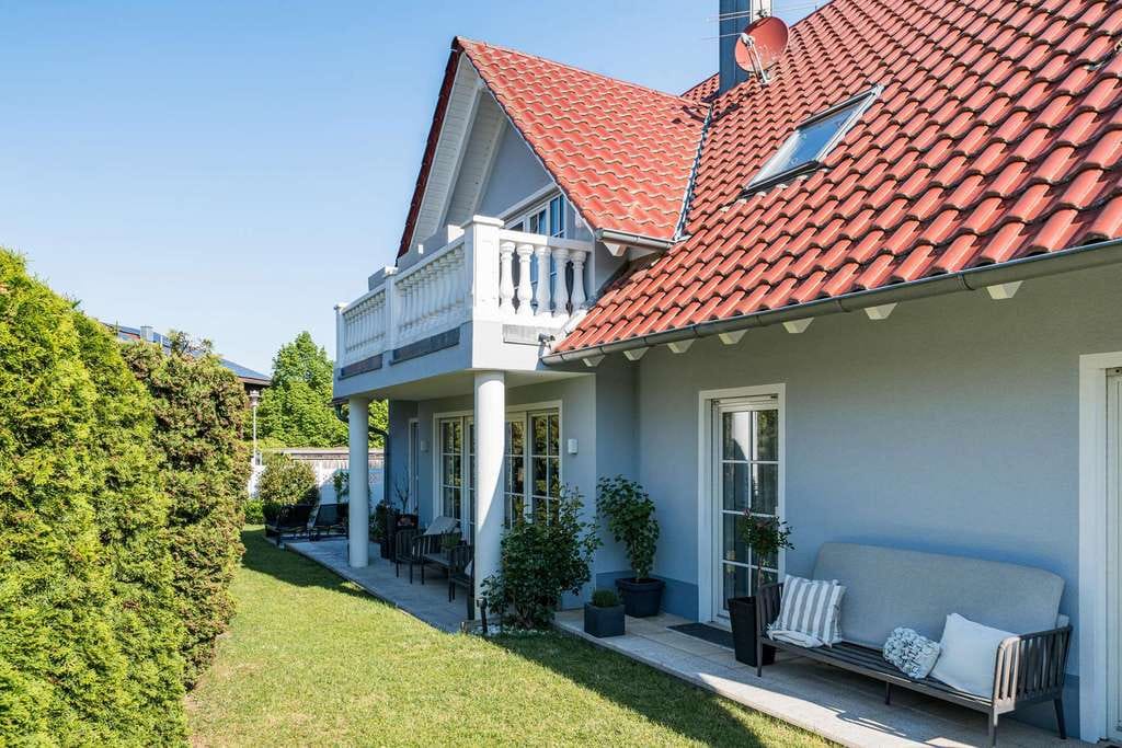 Immobilie in Veitsbronn - Jetzt einziehen! Modernes Zweifamilienhaus mit viel Platz und schönem Garten in Veitsbronn - Bild 1