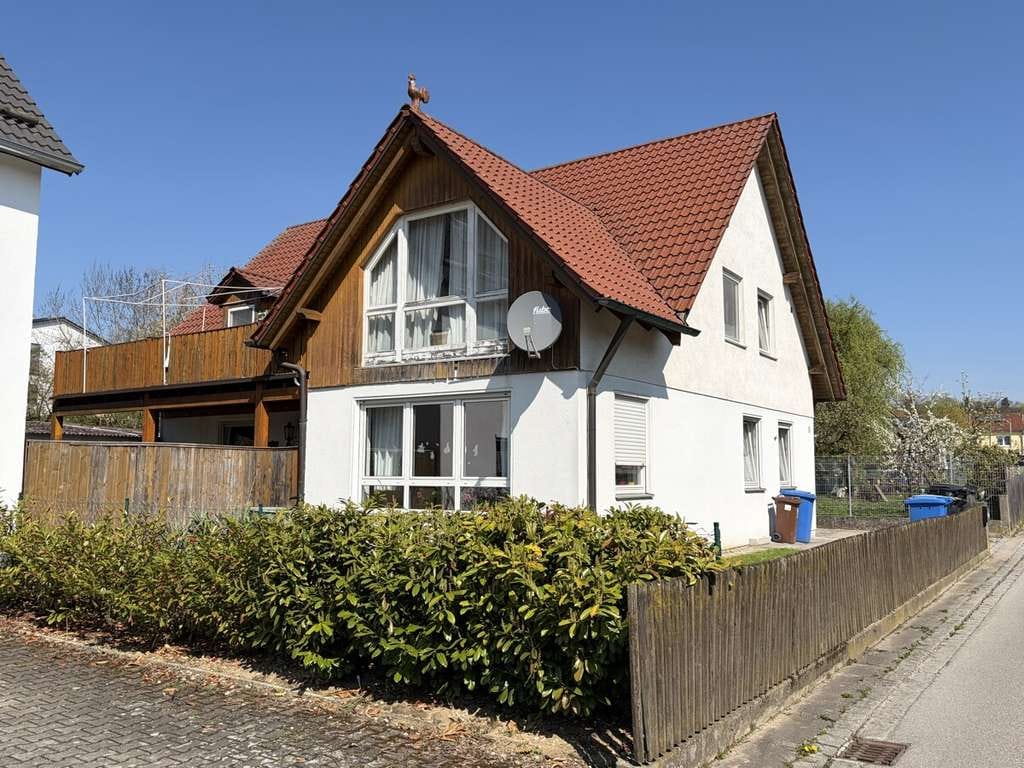Immobilie in Aichach - Attraktives Zweifamilienhaus - fussläufig zum Bahnhof Aichach - Fernwärme - frei ab Oktober 2026 - Bild 1