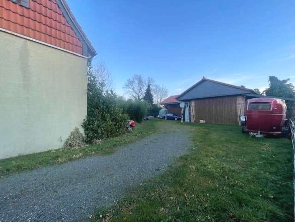 Immobilie in Adenbüttel - Wohnhaus mit 3 Wohnungen, Laden, Pferdeboxen, Stall und Nebengebäude - Bild 4