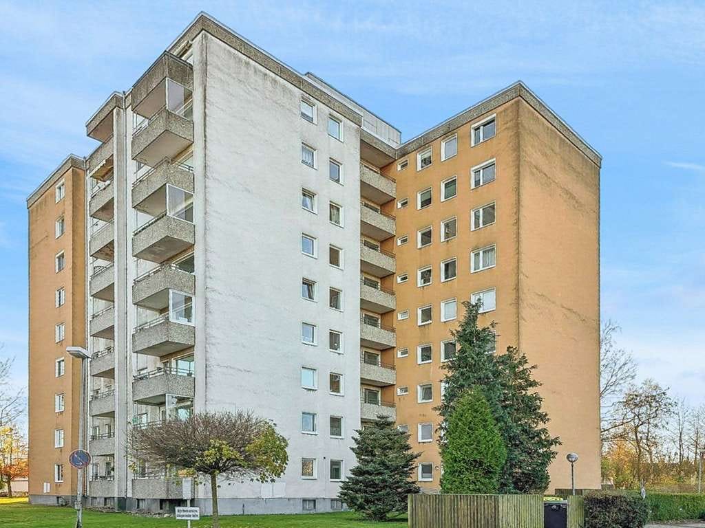 Immobilie in Schwentinental - Modernisierungsbedürftige 4-Zimmer-Wohnung mit Sonnenbalkon und Weitblick in Schwentinental - Bild 0