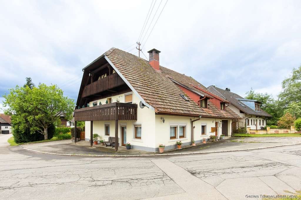 Immobilie in Rickenbach - Familienfreundliches Wohnen| Zweifamilienhaus mit neuer Doppelgarage und großem Garten in Schweikhof - Bild 1