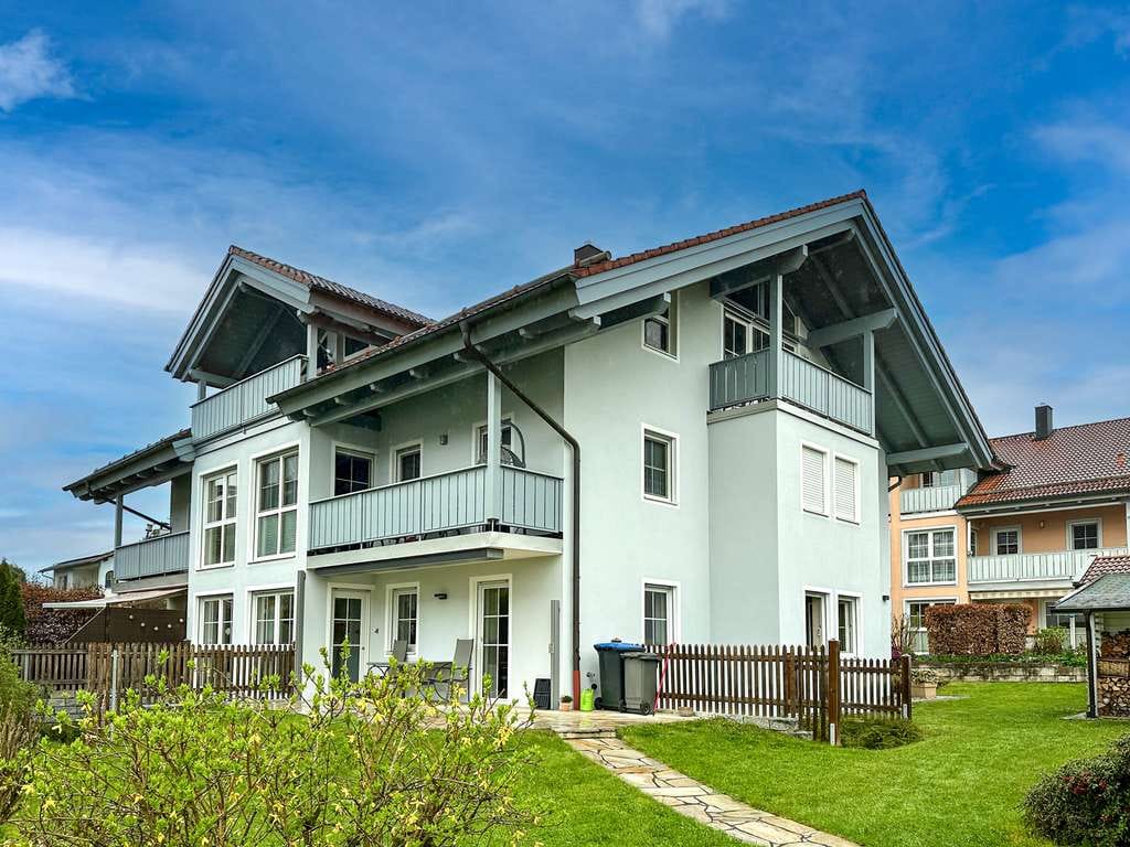 Immobilie in Stephanskirchen - Gepflegte 4-Zimmer Wohnung mit Einbauküche und Garage! - Bild 0