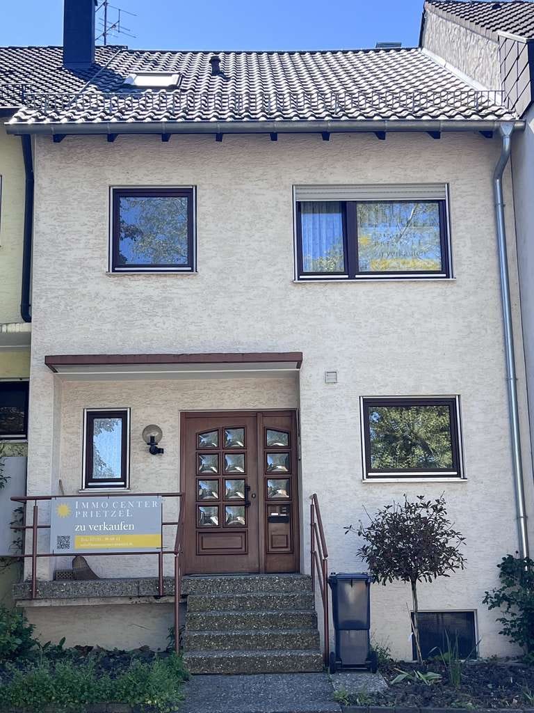 Immobilie in Schwaikheim - Solides Reihen-Mittelhaus mit Dachstudio in Schwaikheim - Bild 1
