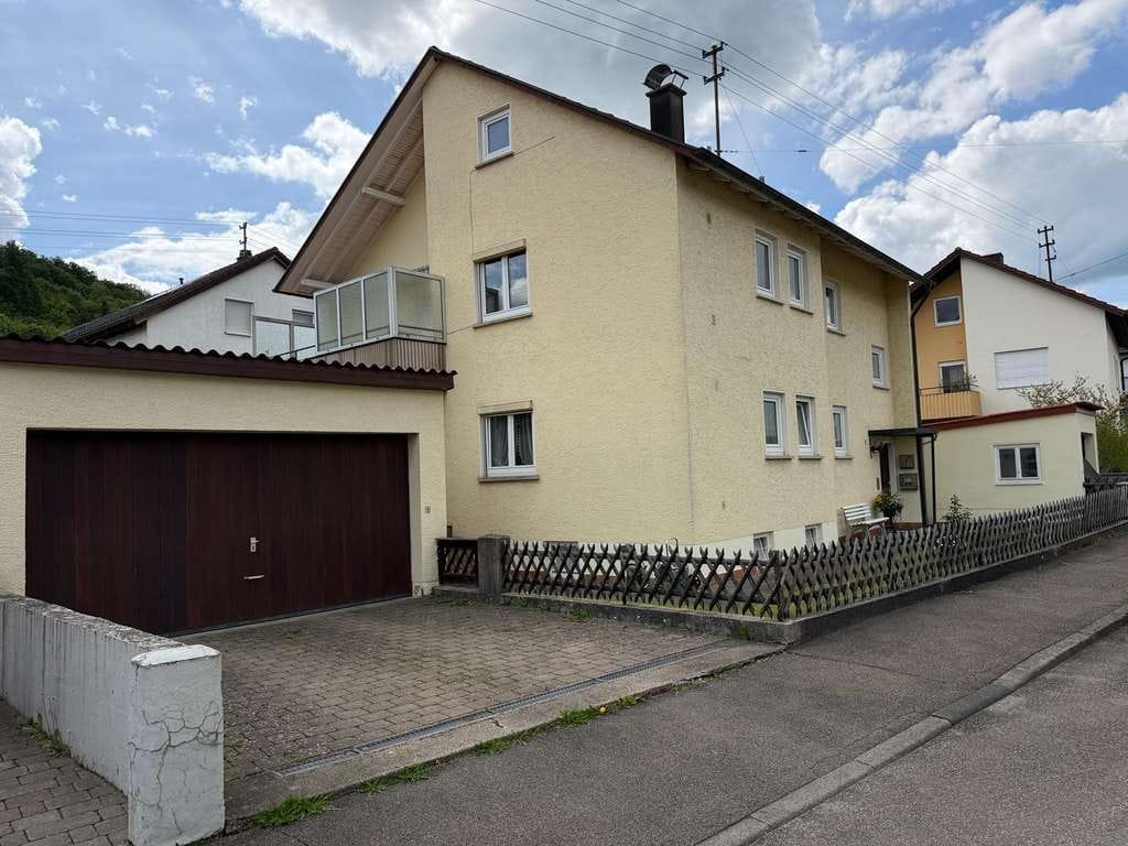 Immobilie in Königsbronn - Gepflegtes Zweifamilienhaus mit 3 Garagen & tollem Grundstück in  gesuchter Wohnlage von Königsbronn - Bild 2