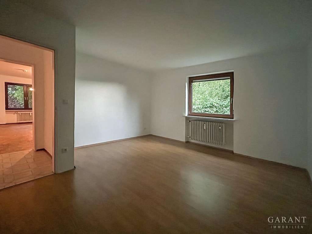 Immobilie in Gröbenzell - Großzügiges Dreifamilienhaus mit genehmigter Erweiterungsmöglichkeit in begehrter Nachbarschaft - Bild 3