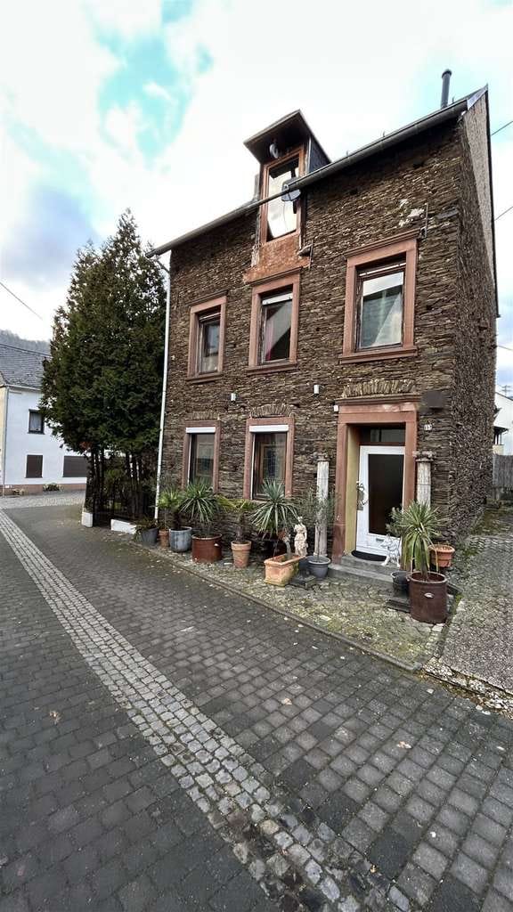 Immobilie in Bernkastel-Kues - Charmantes, freistehendes Bruchsteinhaus mit Nebengebäude in Zeltingen-Rachtig - Bild 1