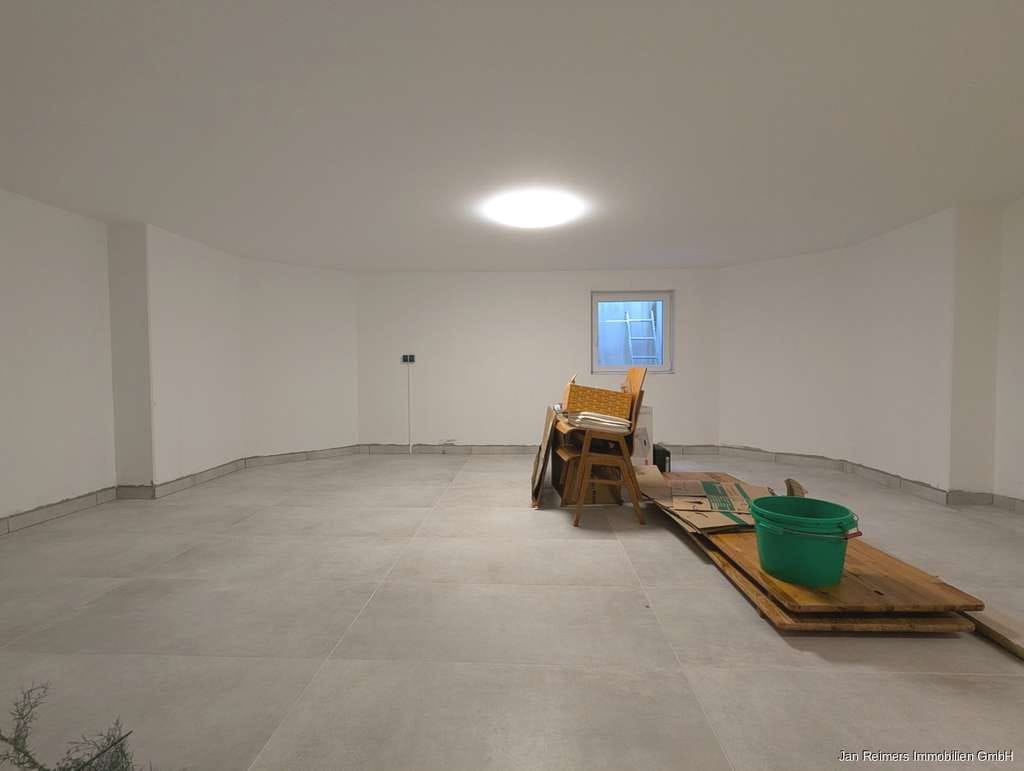 Immobilie in Bad Heilbrunn - SÜD-WEST AUSRICHTUNG - GROSSZÜGIG GESCHNITTEN, PRIVATER GARTEN, RIESIGER HOBBYKELLER & WÄRMEPUMPE - Bild 2