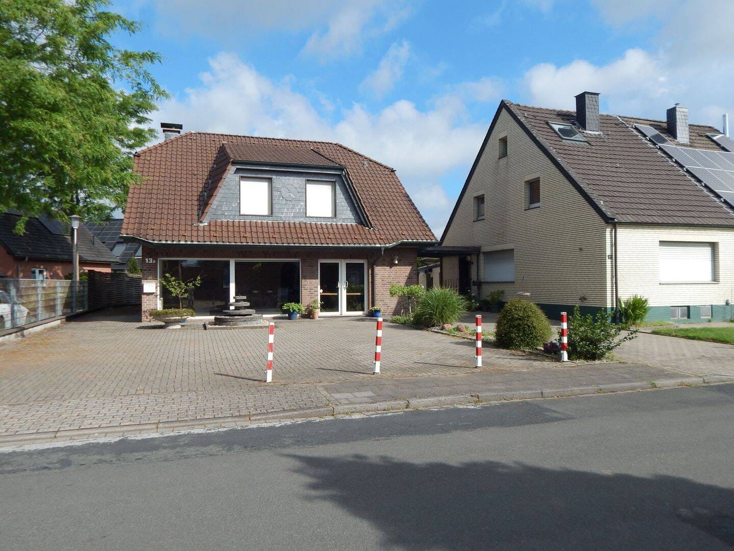 Immobilie in Kamp-Lintfort - Wohnkomplex:  Einfamilienhaus mit Gewerbeeinheit, zwei Garagen, 3 Stellplätze //  Doppelhaushälfte mit Garage und Lagerhalle  - Bild 0