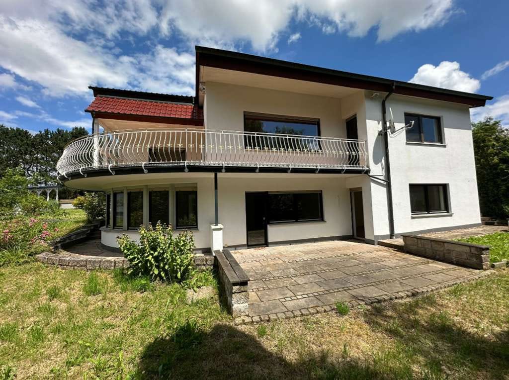 Immobilie in Buchen (Odenwald) - GLOBAL INVEST | Tolles Ein- oder Zweifamilienhaus mit 3 Garagen und über 1.000m² gr. Grundstück - Bild 1