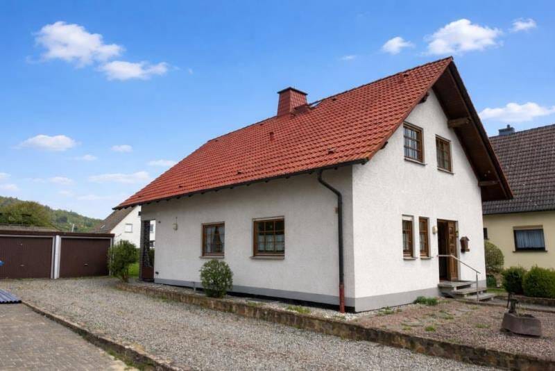 Immobilie in Morschen - ***Idyllisch für Familien*** Einfamilienwohnhaus mit zwei Garagen und Garten in Neumorschen - Bild 0