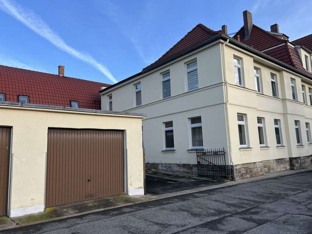Immobilie in Coburg - Ca. 8% Rendite , 4 Wohnungen, 2 Garagen, 1 Lager - Bild 1
