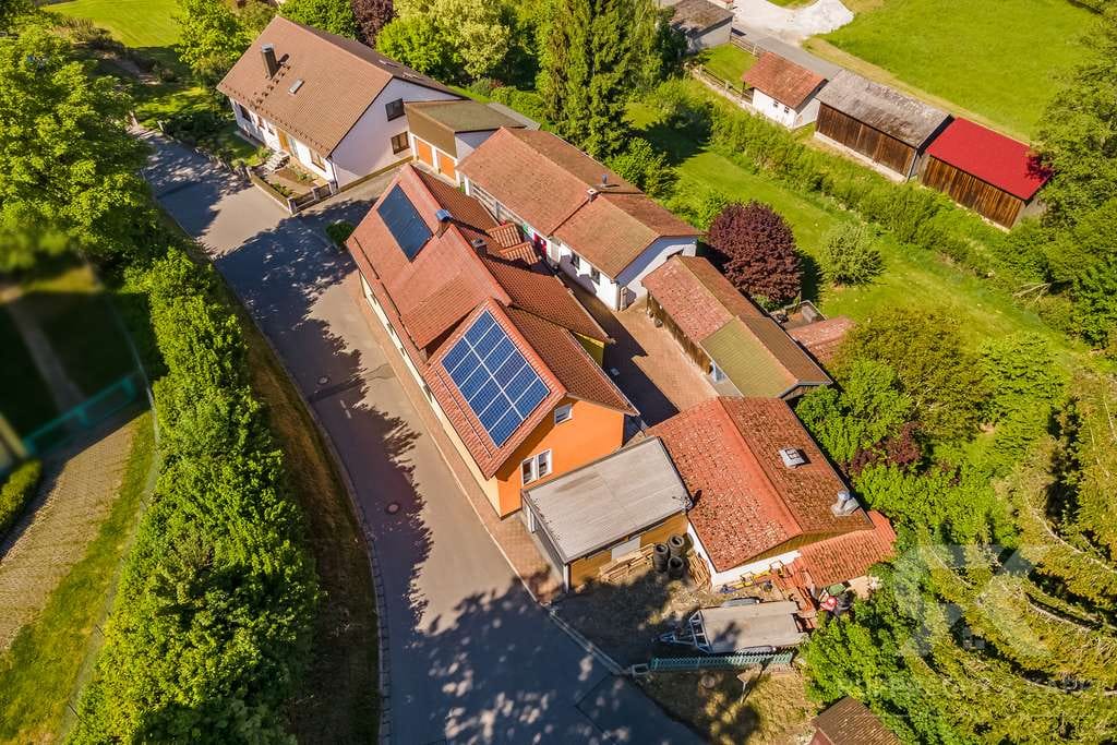 Immobilie in Teunz - Wohnen und Arbeiten: Renoviertes Einfamilienhaus mit ELW, Werkstatt, Lackiererei auf Traumgrundstück - Bild 2