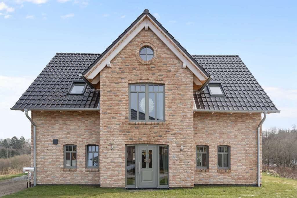 Immobilie in Pahlen - Hochwertiges Einfamilienhaus am Wasser – Architektur im Einklang mit der Natur - Bild 0